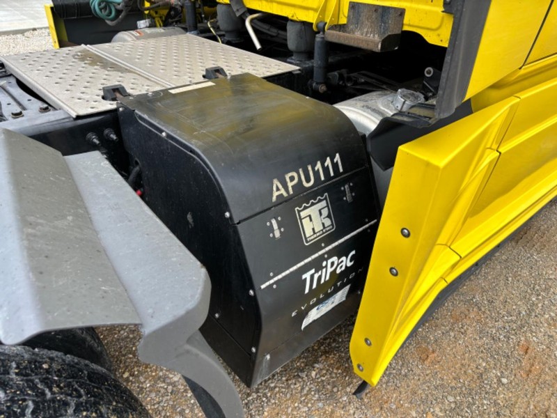 Freightliner CASCADIA Vehicle Full-screen Gallery Image 10