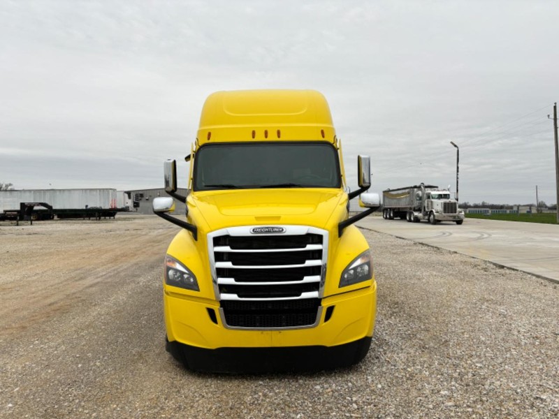 Freightliner CASCADIA Vehicle Full-screen Gallery Image 11