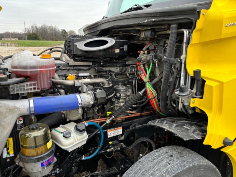 Freightliner CASCADIA Vehicle Full-screen Gallery Image 13