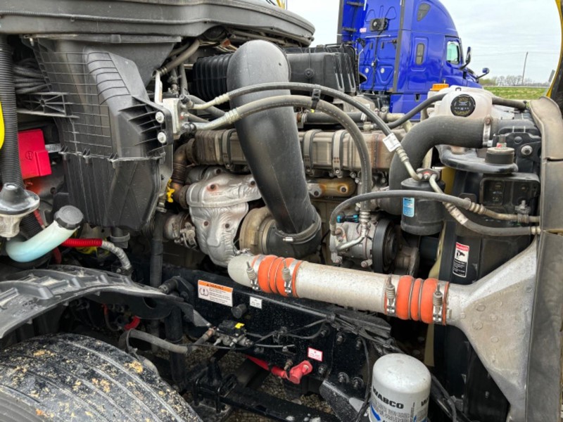 Freightliner CASCADIA Vehicle Full-screen Gallery Image 14