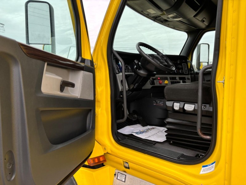 Freightliner CASCADIA Vehicle Full-screen Gallery Image 15
