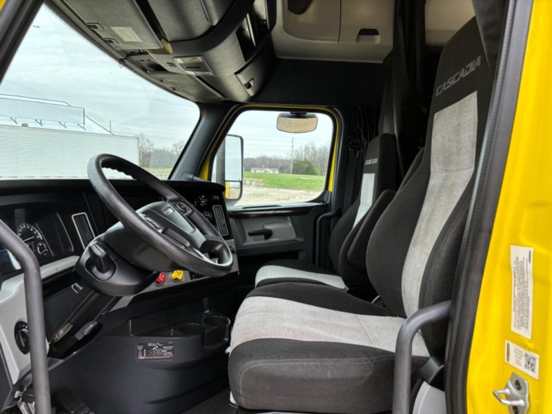 Freightliner CASCADIA Vehicle Full-screen Gallery Image 16