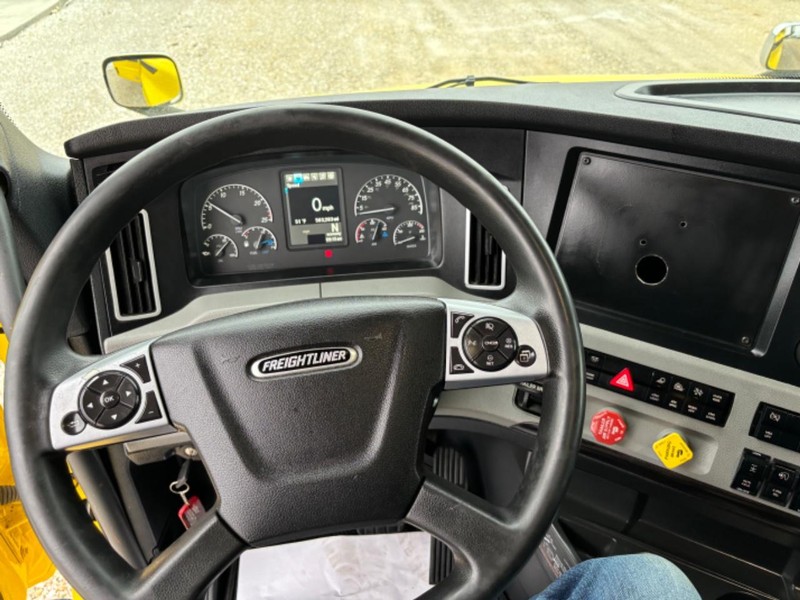 Freightliner CASCADIA Vehicle Full-screen Gallery Image 17