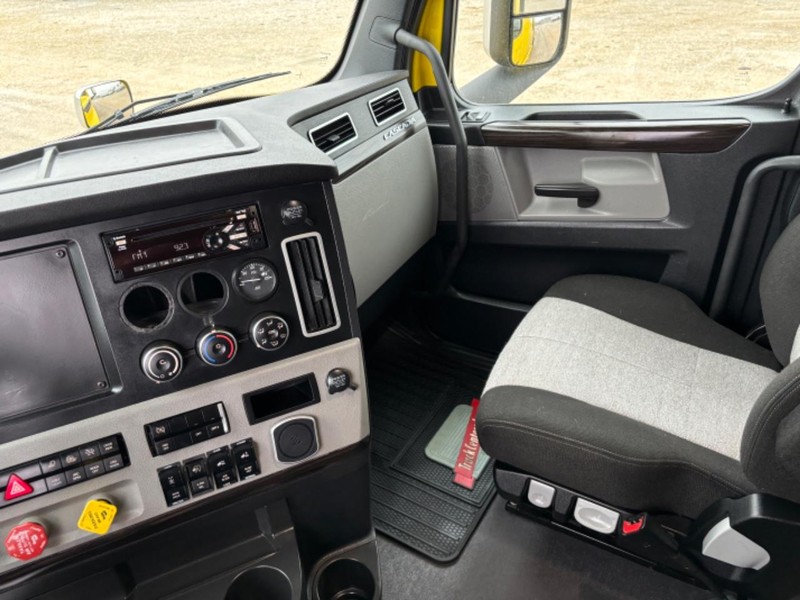 Freightliner CASCADIA Vehicle Full-screen Gallery Image 19