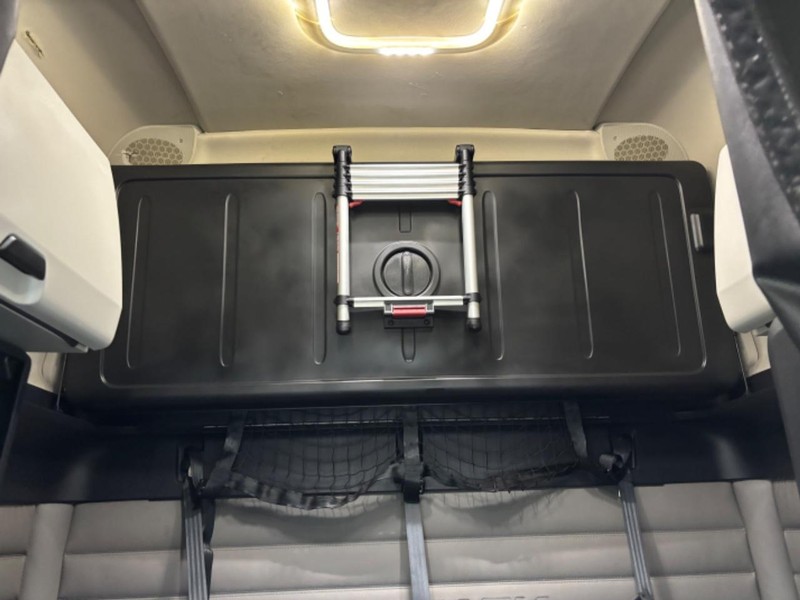 Freightliner CASCADIA Vehicle Full-screen Gallery Image 21