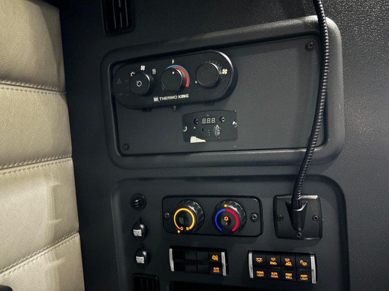 Freightliner CASCADIA Vehicle Full-screen Gallery Image 23