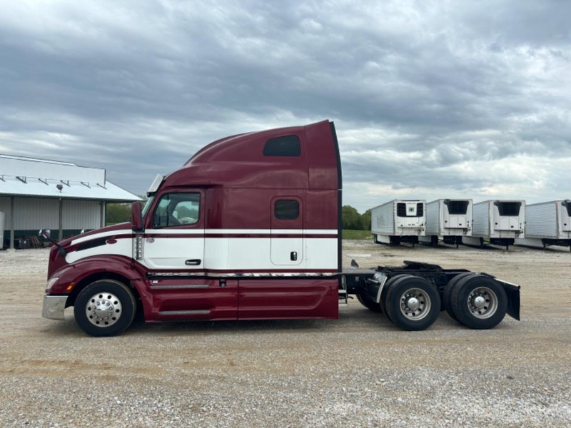 Peterbilt 579 Vehicle Full-screen Gallery Image 02