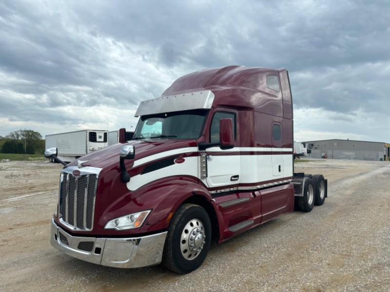 Peterbilt 579 Vehicle Full-screen Gallery Image 03