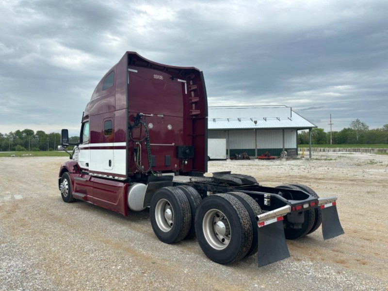 Peterbilt 579 Vehicle Full-screen Gallery Image 04
