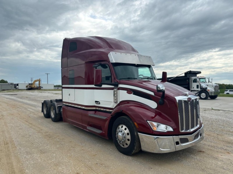 Peterbilt 579 Vehicle Full-screen Gallery Image 05