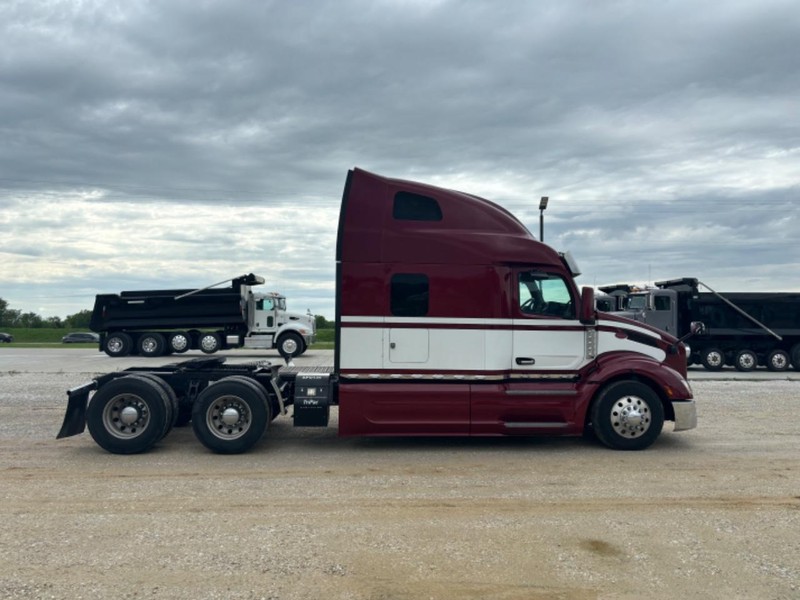 Peterbilt 579 Vehicle Full-screen Gallery Image 06