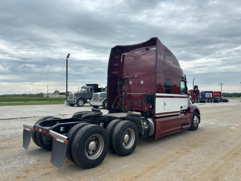 Peterbilt 579 Vehicle Full-screen Gallery Image 07
