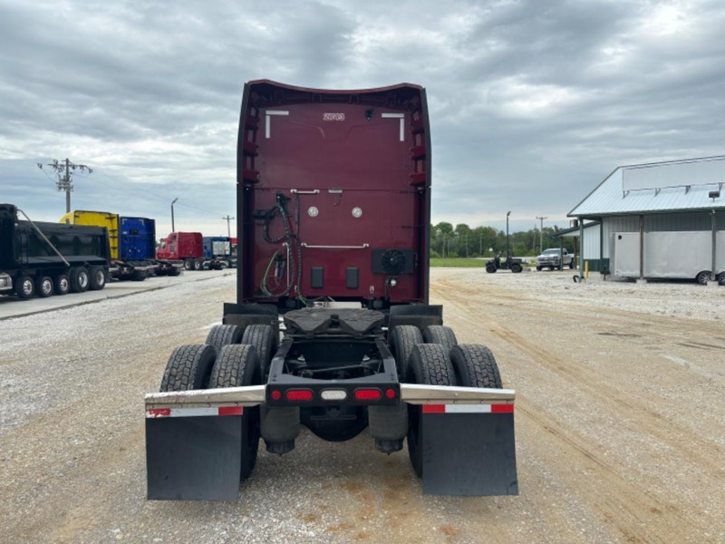 Peterbilt 579 Vehicle Full-screen Gallery Image 08