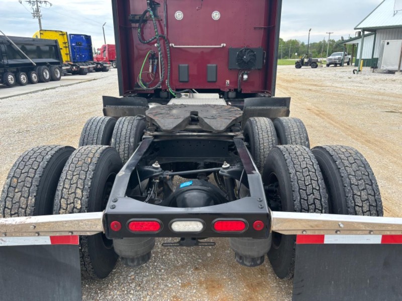 Peterbilt 579 Vehicle Full-screen Gallery Image 09