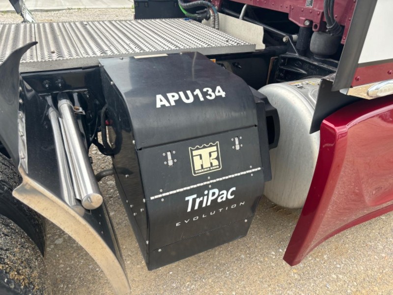 Peterbilt 579 Vehicle Full-screen Gallery Image 10