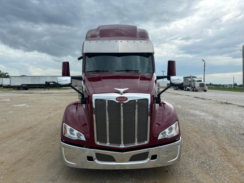 Peterbilt 579 Vehicle Full-screen Gallery Image 11