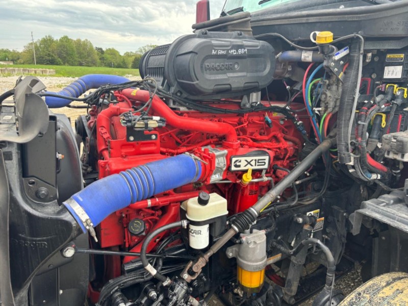 Peterbilt 579 Vehicle Full-screen Gallery Image 13