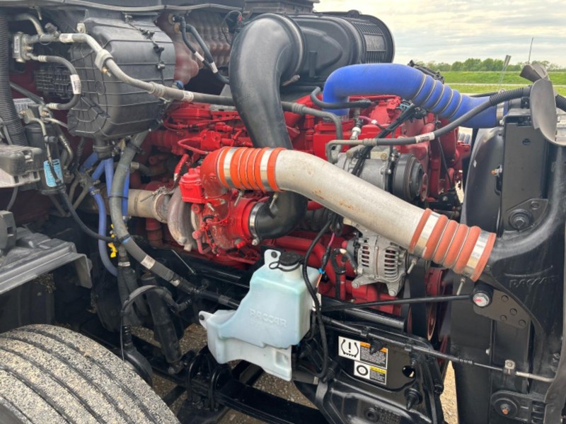 Peterbilt 579 Vehicle Full-screen Gallery Image 14