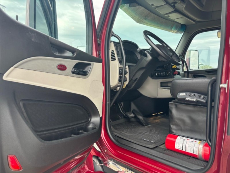 Peterbilt 579 Vehicle Full-screen Gallery Image 15