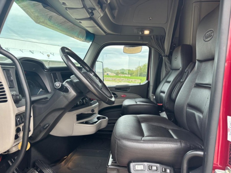 Peterbilt 579 Vehicle Full-screen Gallery Image 16