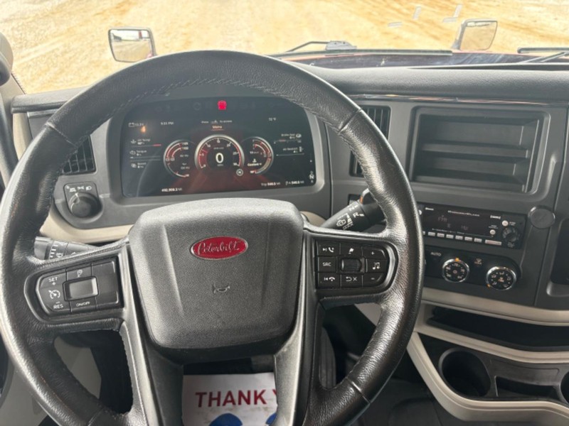 Peterbilt 579 Vehicle Full-screen Gallery Image 17
