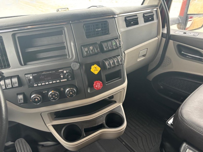 Peterbilt 579 Vehicle Full-screen Gallery Image 19