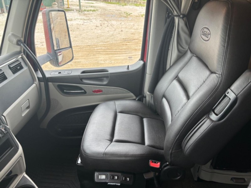 Peterbilt 579 Vehicle Full-screen Gallery Image 20