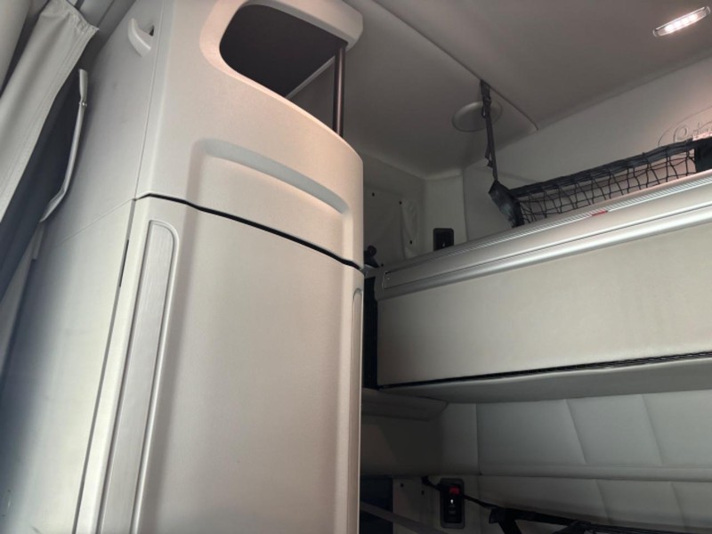 Peterbilt 579 Vehicle Full-screen Gallery Image 22