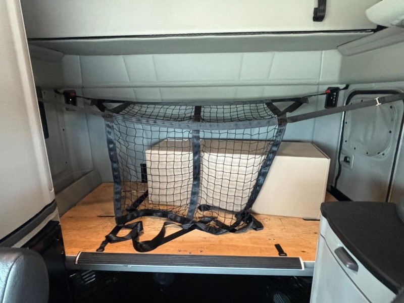 Peterbilt 579 Vehicle Full-screen Gallery Image 23