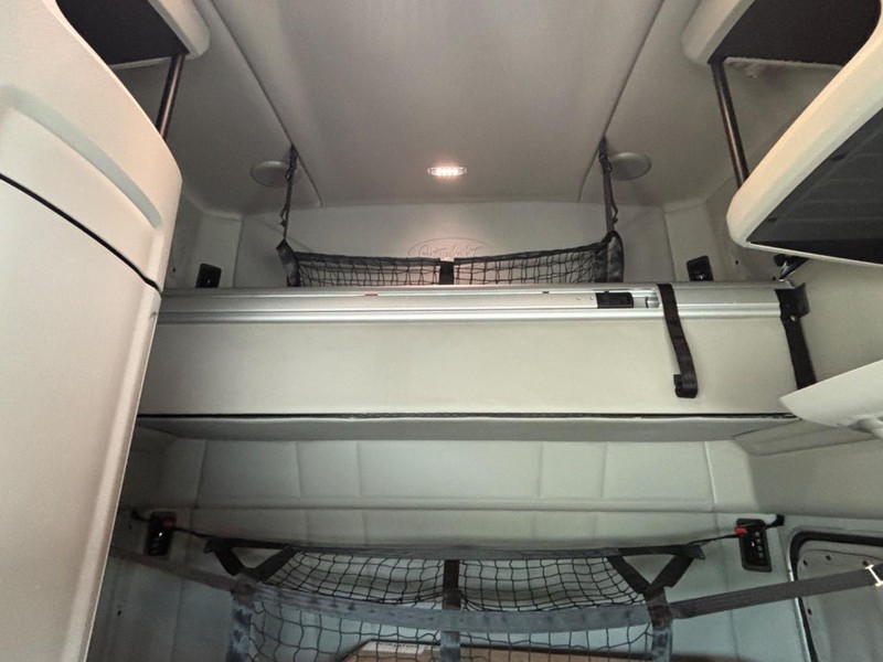 Peterbilt 579 Vehicle Full-screen Gallery Image 24