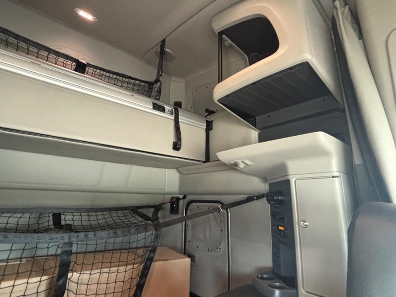 Peterbilt 579 Vehicle Full-screen Gallery Image 26