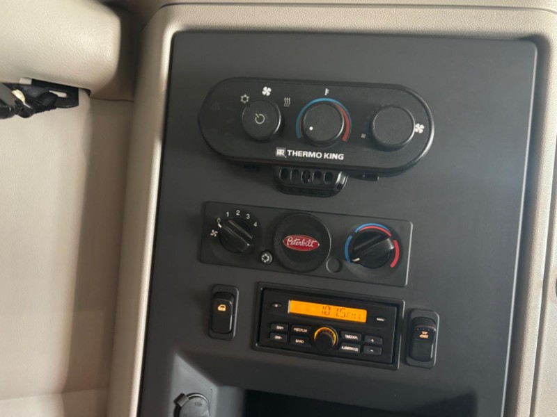 Peterbilt 579 Vehicle Full-screen Gallery Image 27