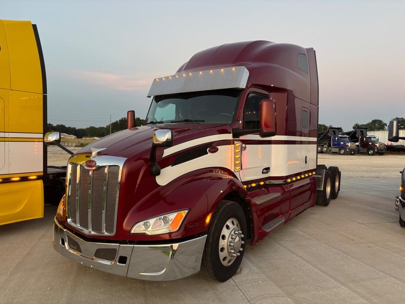 Peterbilt 579 Vehicle Full-screen Gallery Image 29