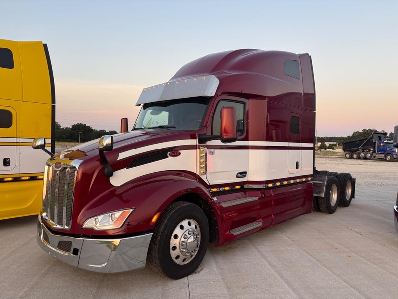 Peterbilt 579 Vehicle Full-screen Gallery Image 30