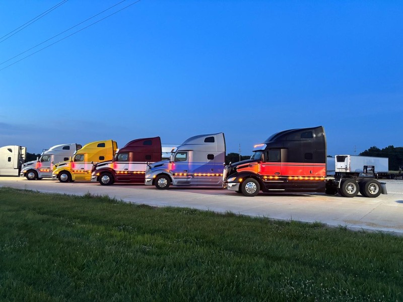 Peterbilt 579 Vehicle Full-screen Gallery Image 31