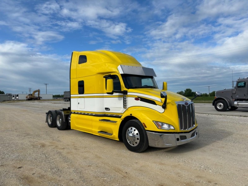 Peterbilt 579 Vehicle Full-screen Gallery Image 02