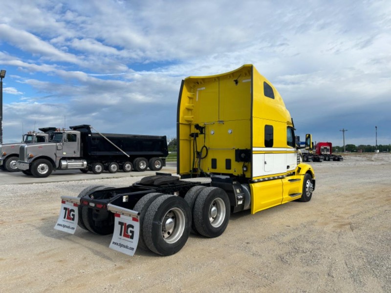 Peterbilt 579 Vehicle Full-screen Gallery Image 04