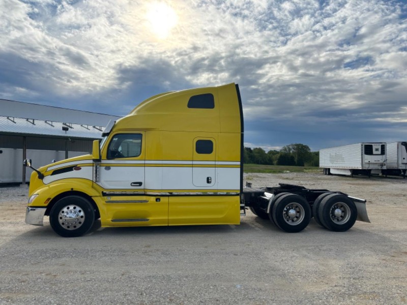 Peterbilt 579 Vehicle Full-screen Gallery Image 06