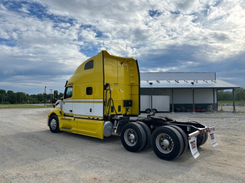 Peterbilt 579 Vehicle Full-screen Gallery Image 07