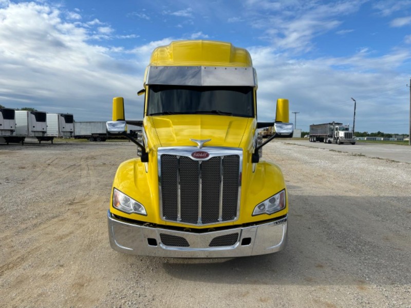 Peterbilt 579 Vehicle Full-screen Gallery Image 08