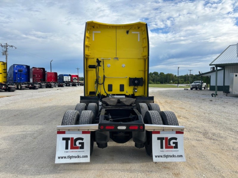 Peterbilt 579 Vehicle Full-screen Gallery Image 09