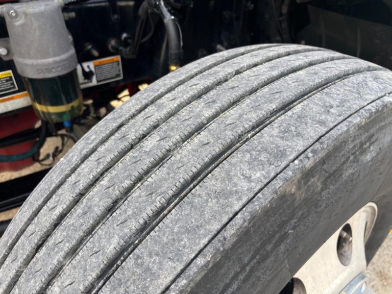 Peterbilt 579 Vehicle Full-screen Gallery Image 12