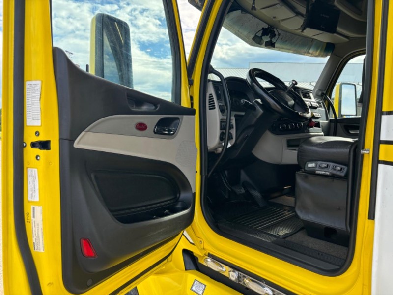Peterbilt 579 Vehicle Full-screen Gallery Image 15