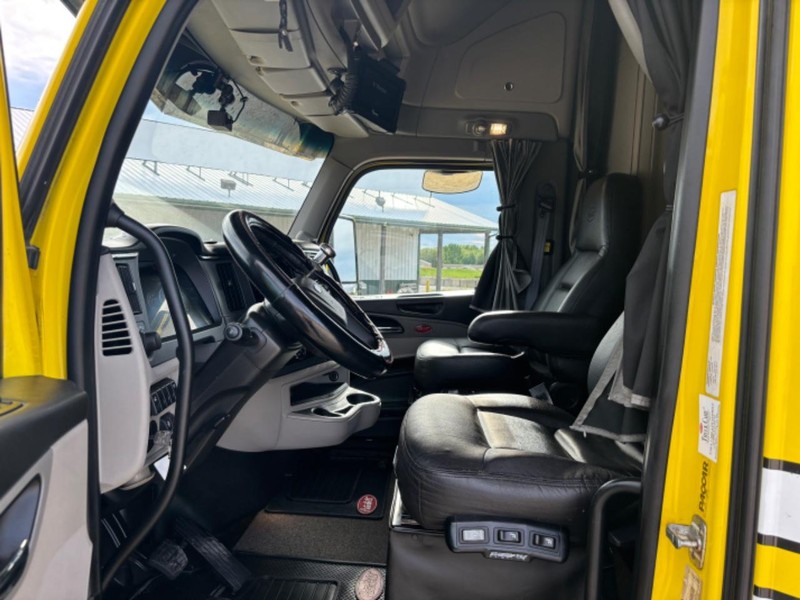 Peterbilt 579 Vehicle Full-screen Gallery Image 16