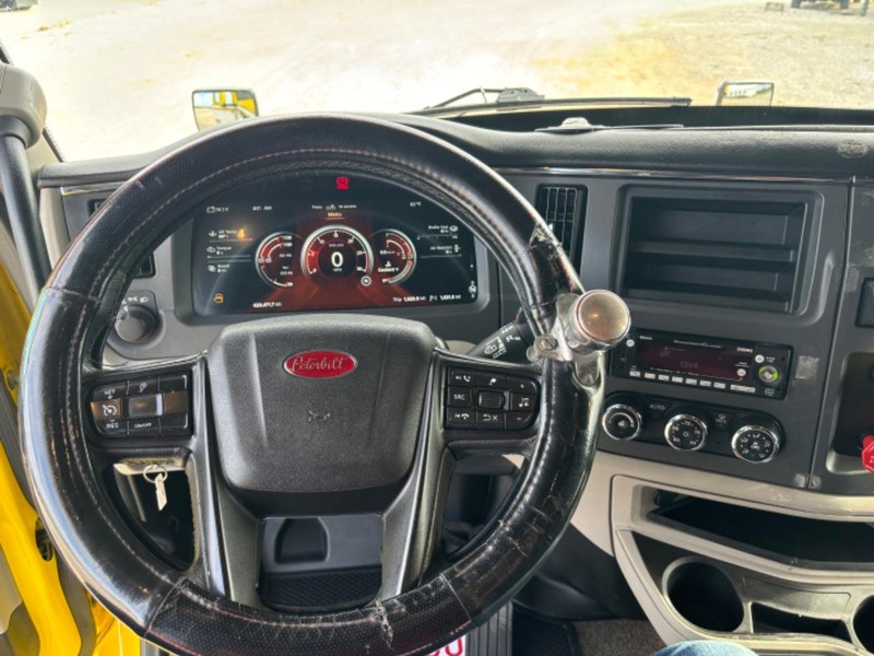 Peterbilt 579 Vehicle Full-screen Gallery Image 17