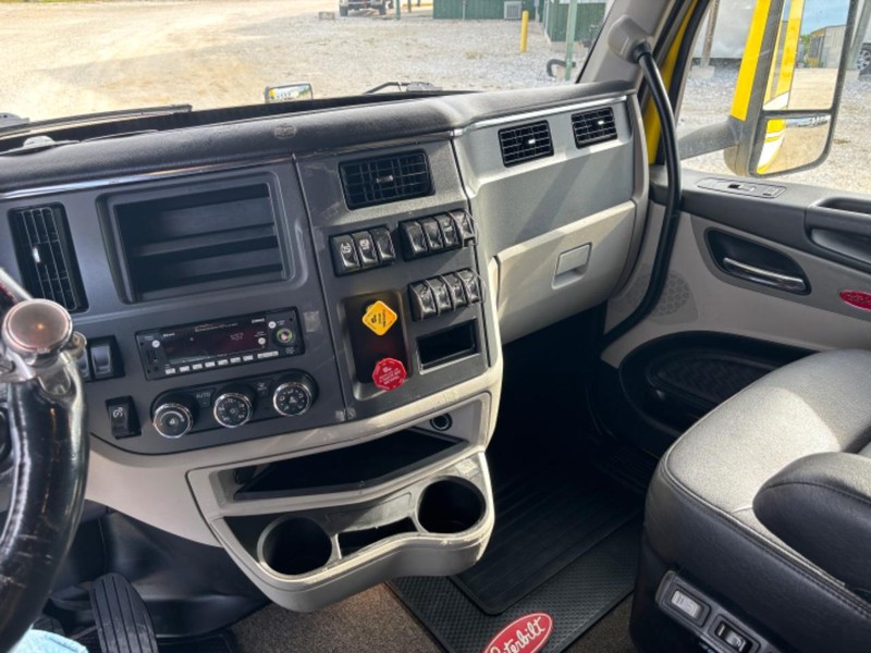 Peterbilt 579 Vehicle Full-screen Gallery Image 19