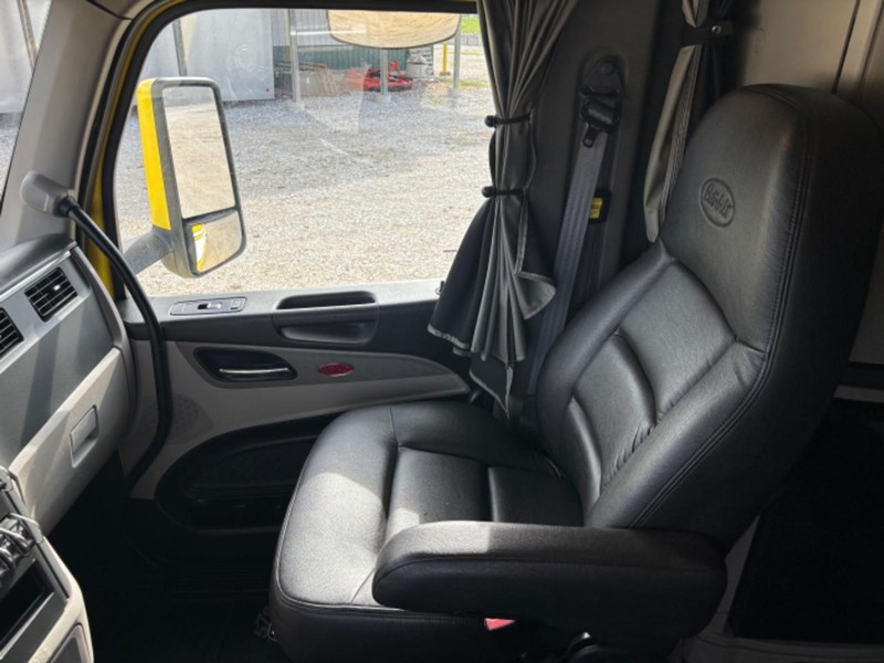 Peterbilt 579 Vehicle Full-screen Gallery Image 20