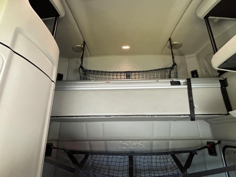 Peterbilt 579 Vehicle Full-screen Gallery Image 24