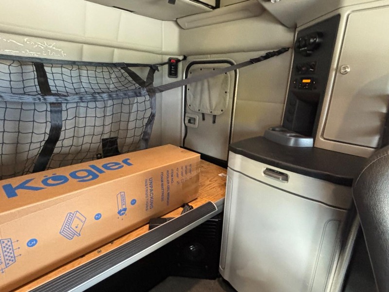 Peterbilt 579 Vehicle Full-screen Gallery Image 25