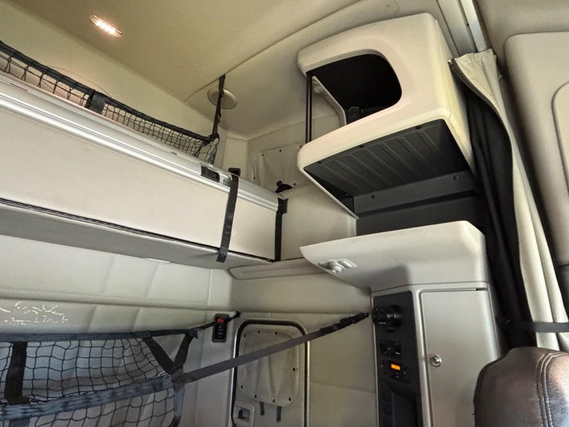 Peterbilt 579 Vehicle Full-screen Gallery Image 26